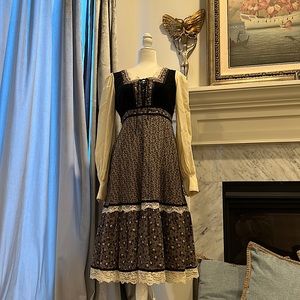 Gunne Sax size 11 crisp like new condition.